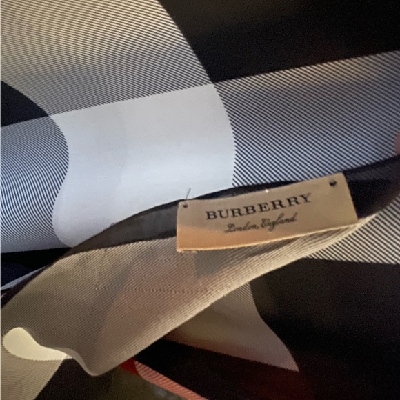 🔥 Burberry Lightweight 100% authentic, Silk Scarf ❤️ - Picture 3 of 5